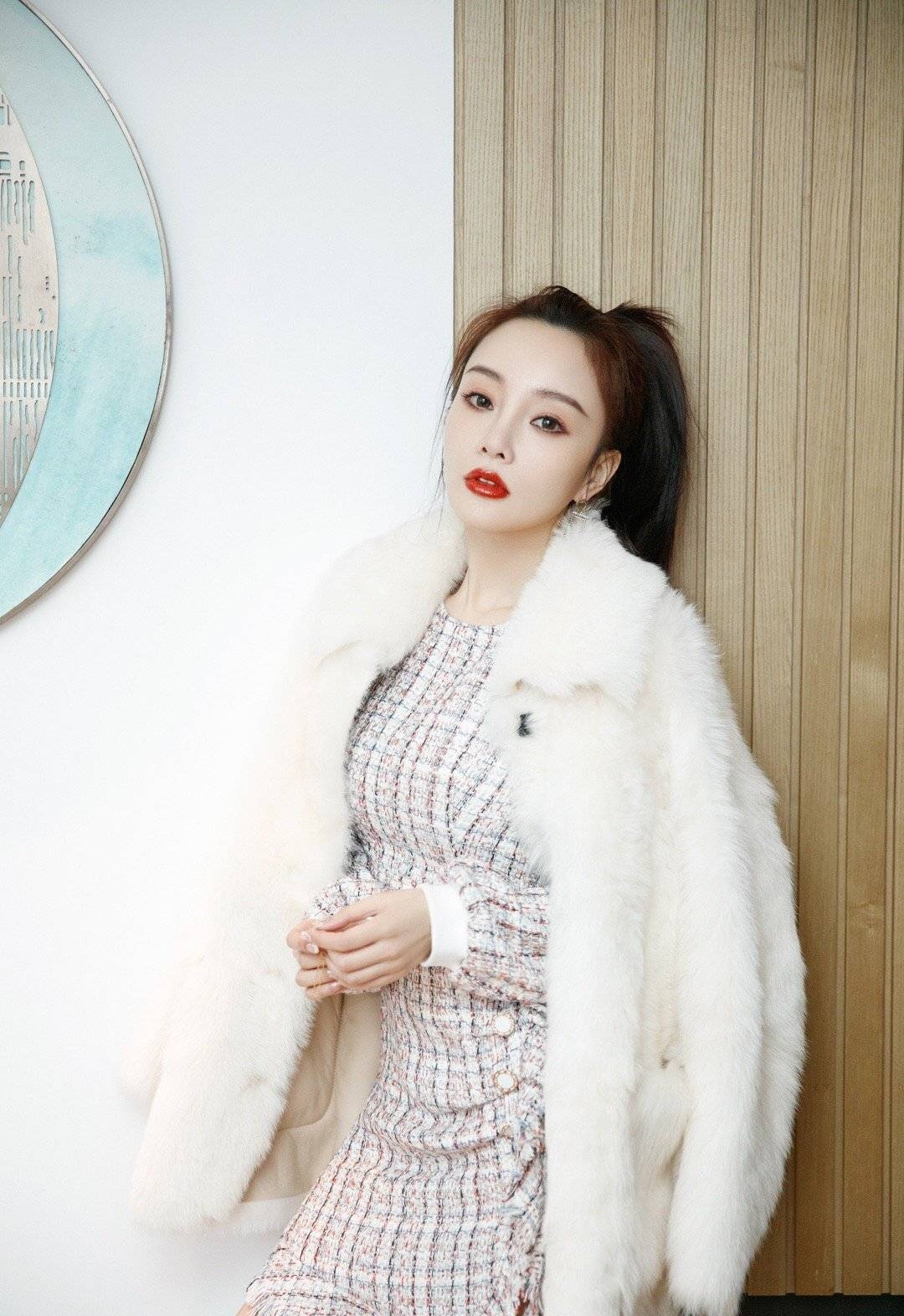 李小璐深夜晒视频,一身嘻哈风穿搭38岁越发像女团爱豆