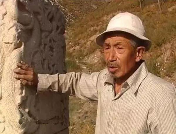 他们在一个极为偏远的大山中发现了一个刻有"南蚩尤墓"的花岗岩牌