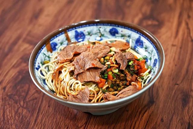 平顶山叶县一家独特的牛肉热干面,老板潜心研发5年,味道绝了