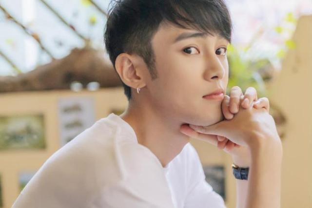 感情中,占有欲很强的星座男,个性强势,容易让人喘不过气