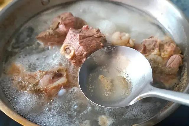 熬骨头汤,很多人第一步就弄错了,难怪做出来的汤颜色发黑还不香