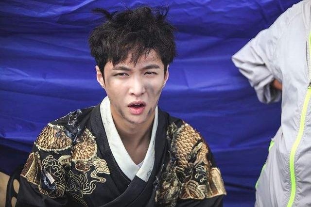 男明星搞笑烟熏妆,杰克船长是鼻祖,但张艺兴才是真的烟熏