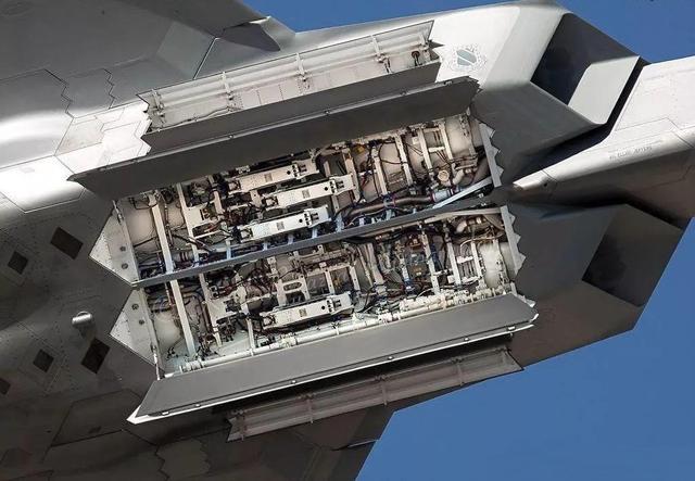 f-22内置弹仓而在三款f35机型之中,f35c的有效载荷最大.