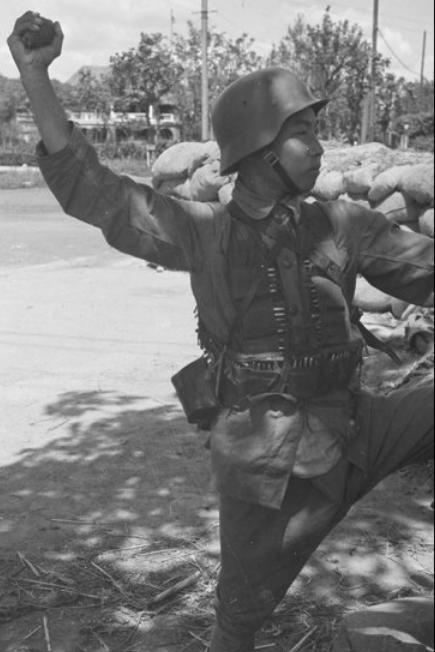 老照片:抗战军队的各种装备,最后一种力压日本歪把子机枪