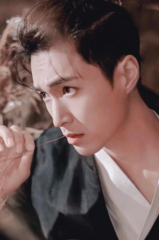 新国风张艺兴,书生意气挥斥方遒求,正装彰显中华男儿正气