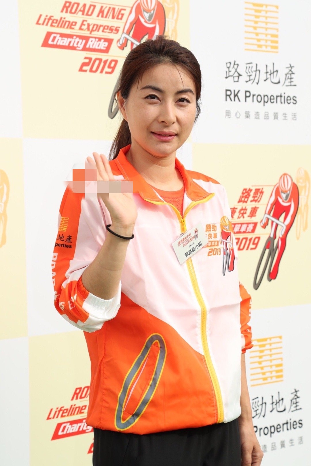 郭晶晶产后首穿运动服,扎高马尾像十八少女,身材纤细不像三娃妈