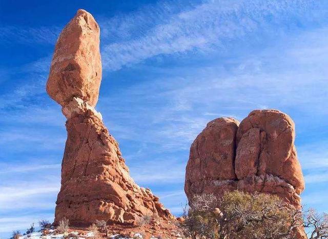 云南最神奇的"悬空石",犹如一人在祈祷,屹立悬崖却万年不倒