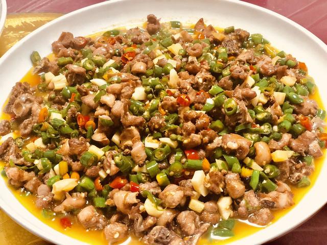 人间香与辣的尽头,藏在黑林铺前街辣辣爽尖椒鸡里