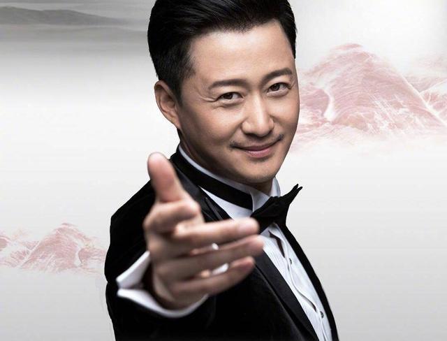 吴京站姿太搞笑,众星合照他却保持军姿站立,谢楠都看不下去了