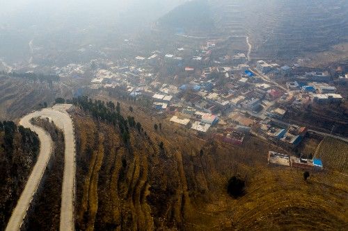 航拍济南潘家场村的盘山公路,弯弯曲曲如巨龙盘旋,壮观