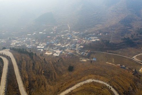 航拍济南潘家场村的盘山公路,弯弯曲曲如巨龙盘旋,壮观