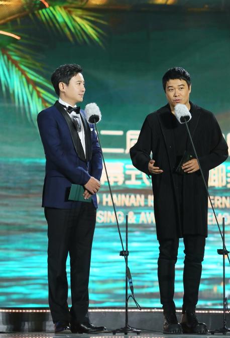 称年轻时帅过杨洋沈腾,近景生图曝光,网友:请你原地"爆炸