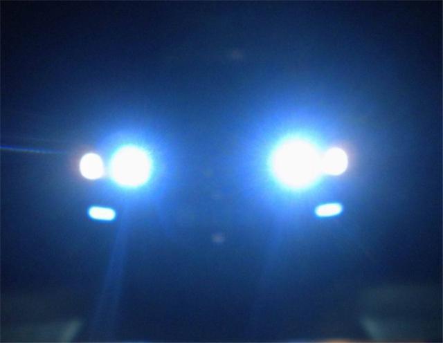 自己开的近光灯，为何对方司机还闪灯？老司机告诉你原因