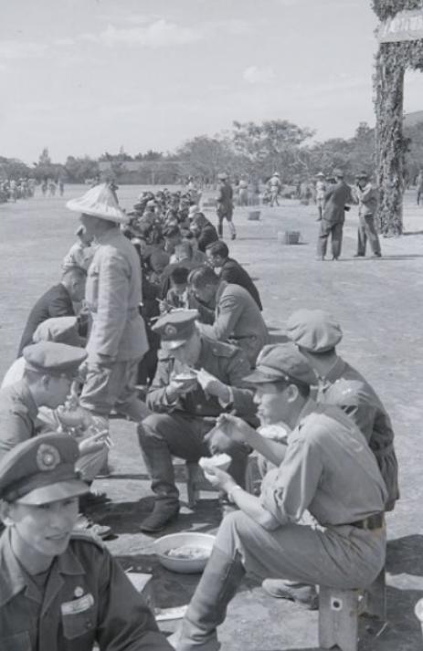 老照片:抗战军队的各种装备,最后一种力压日本歪把子机枪