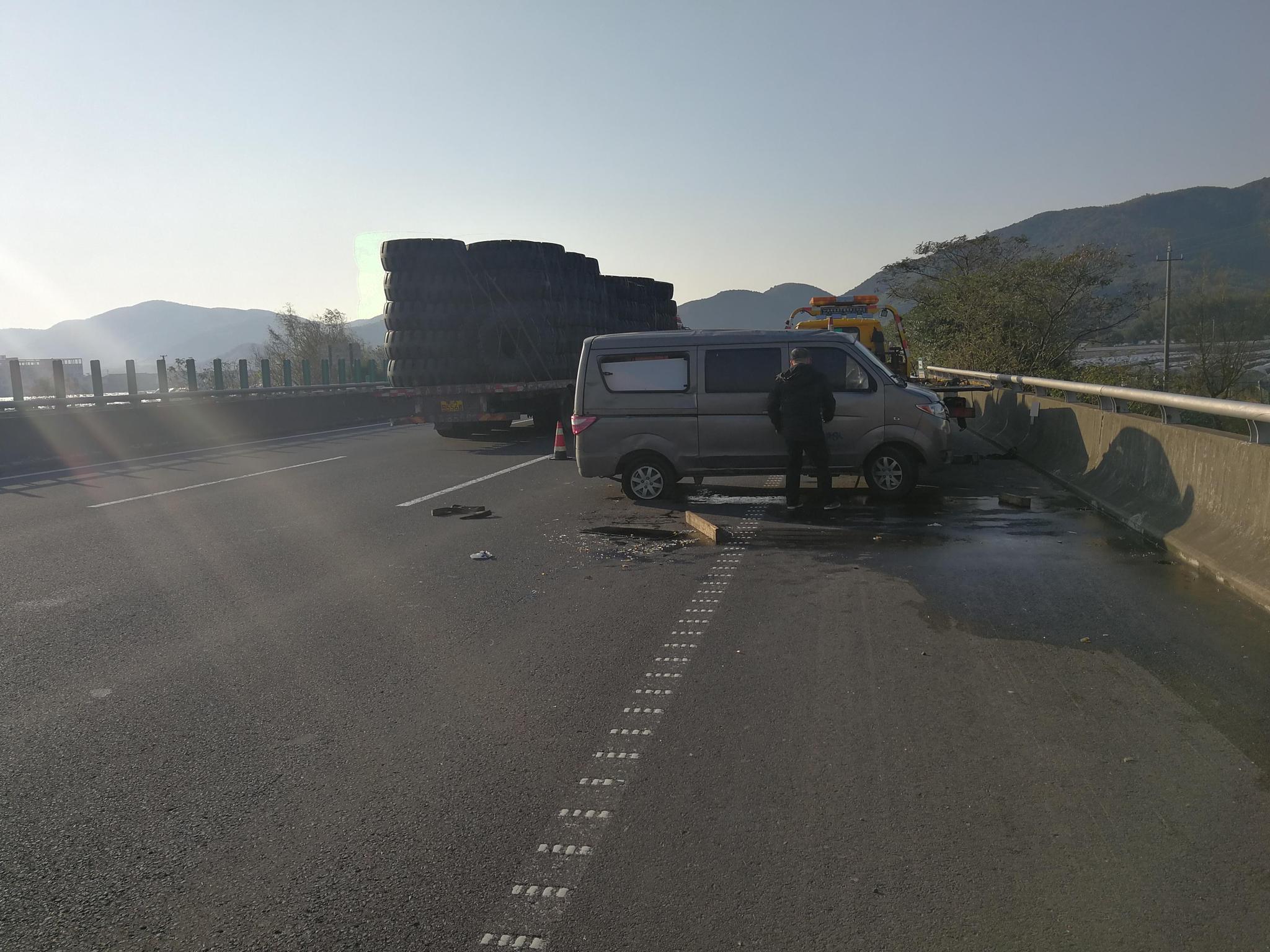 前轮换到后轮终究还是爆了 面包车翻车 害惨了一车活虾