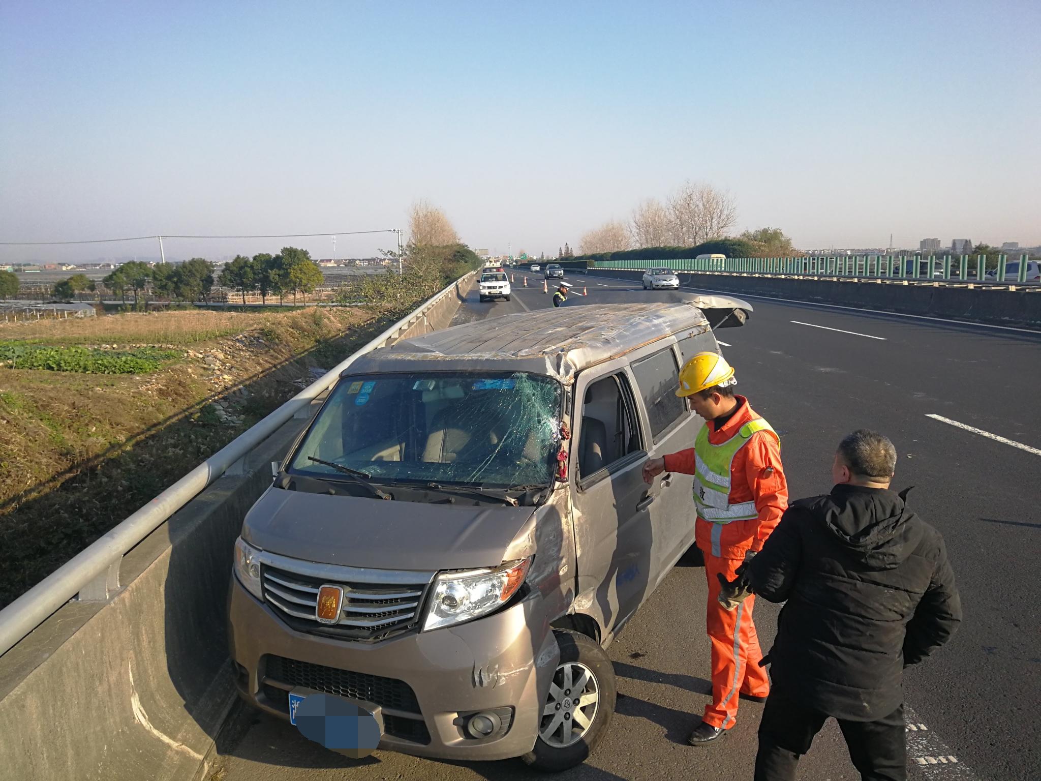 前轮换到后轮终究还是爆了  面包车翻车 害惨了一车活虾