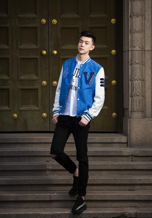 主播子豪在抖音开播,在线唱抒情韩语歌?粉丝:唱出不一样的味道