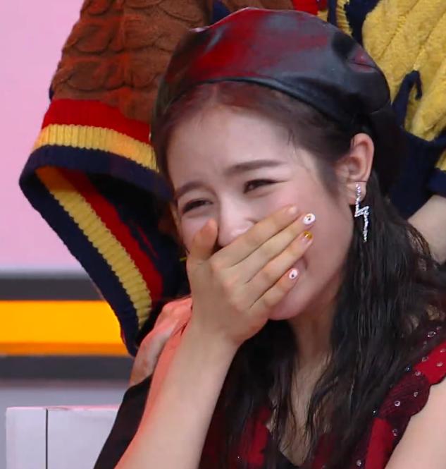 李兰迪为显白粉底涂太厚,当她大笑时捂嘴,手和脸的颜色差距亮了