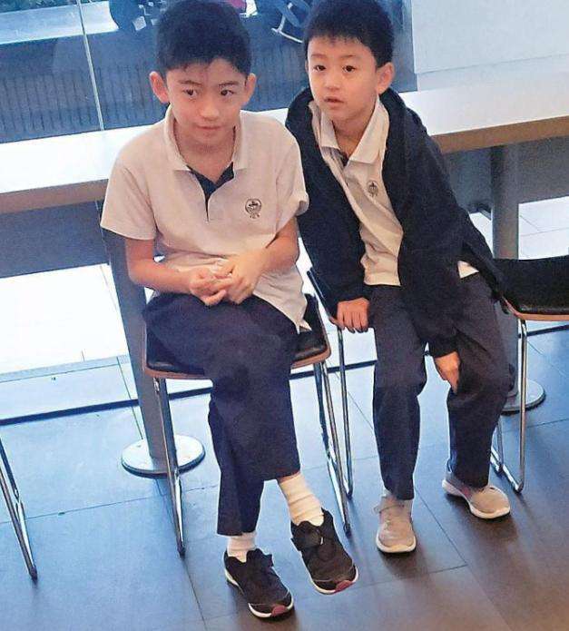 从近照来看,谢振轩的五官非常的精致,因为他的妈妈