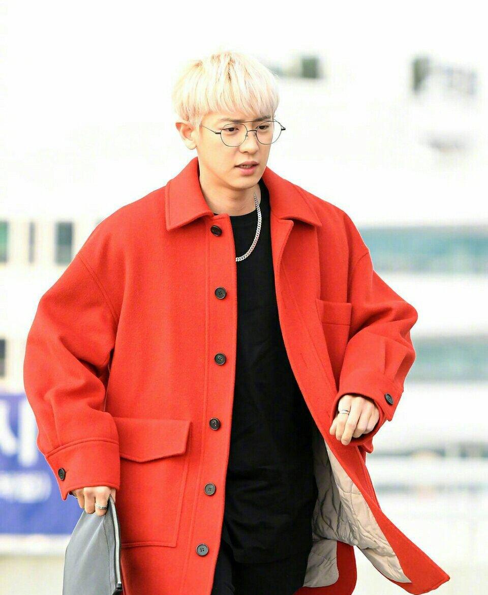 朴灿烈红色大衣现身机场,复古眼镜戴出软萌帅气,这颜值不红才怪