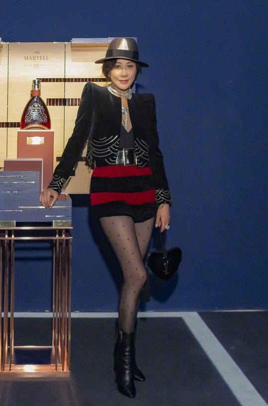 刘嘉玲你不服都不行,54岁穿超短裤 黑丝袜,双腿纤细堪比少女