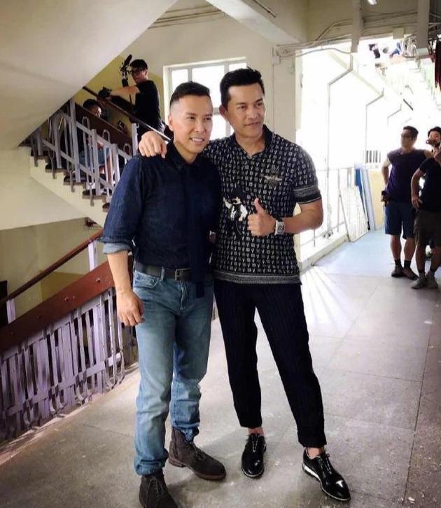 两代跛豪同框56岁甄子丹与63岁吕良伟身材好显年轻