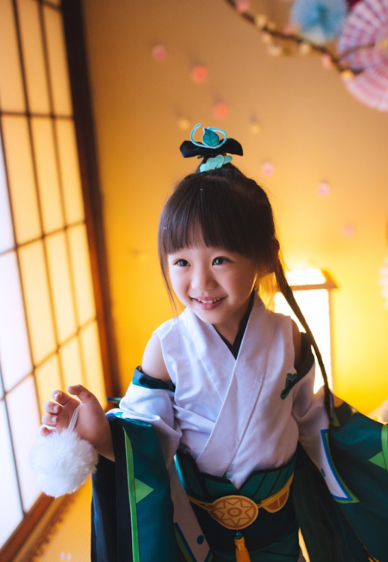 6岁萝莉cos萤草,手中蒲公英很假笑容很甜,网友:最美cos