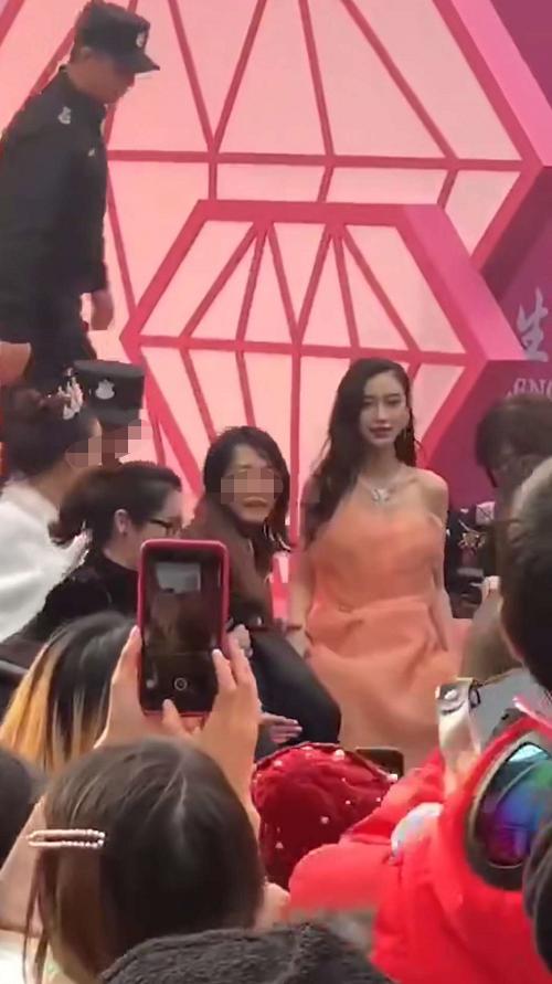 Baby大冬天着抹胸裙现身,生图超耐打,现场人生人海人气爆棚