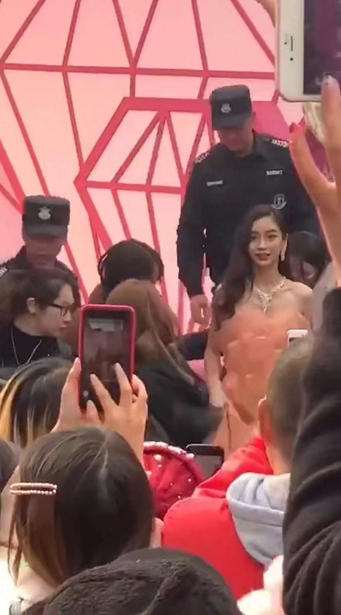 Baby大冬天着抹胸裙现身,生图超耐打,现场人生人海人气爆棚