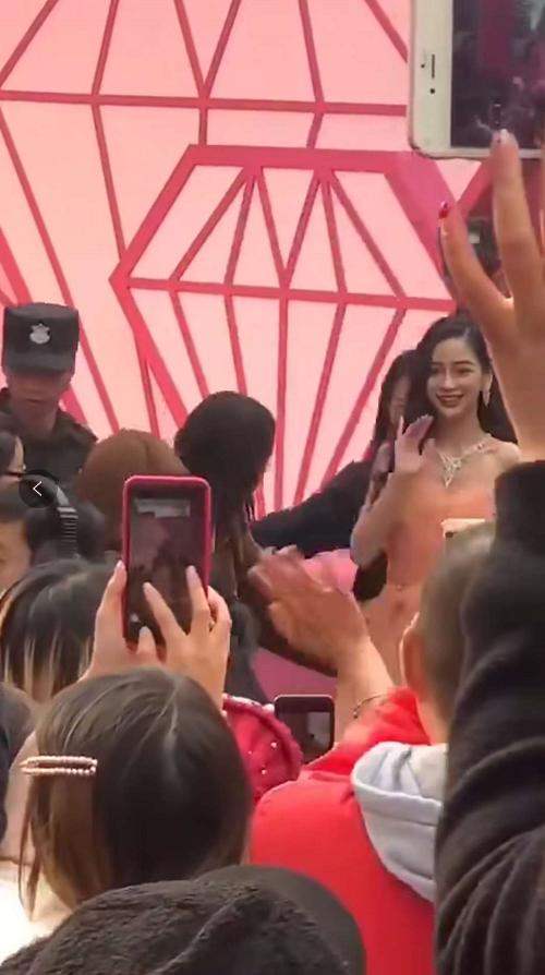 Baby大冬天着抹胸裙现身,生图超耐打,现场人生人海人气爆棚