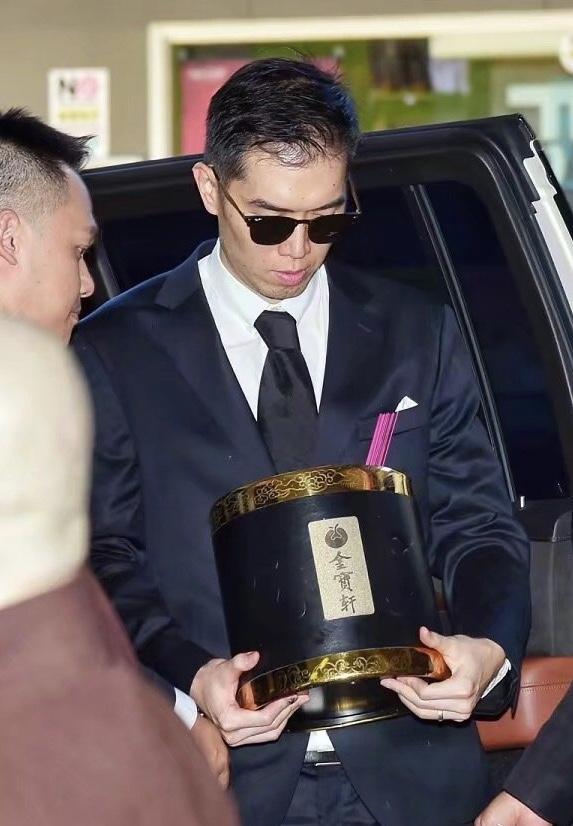 高以翔火化用时77分钟!女友双眼红肿需人架扶,期待28年后相会?