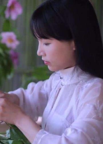 都说李子柒穿粗麻衣服丑,当她换上晚礼服登台,承认有点心动