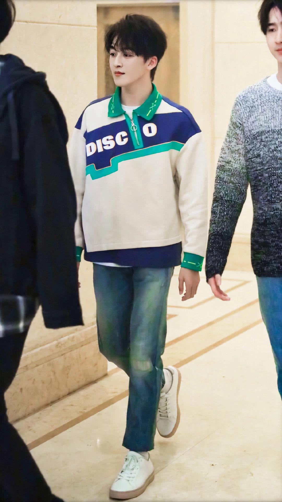 何洛洛上班照穿一件拼色polo衫清新又可爱