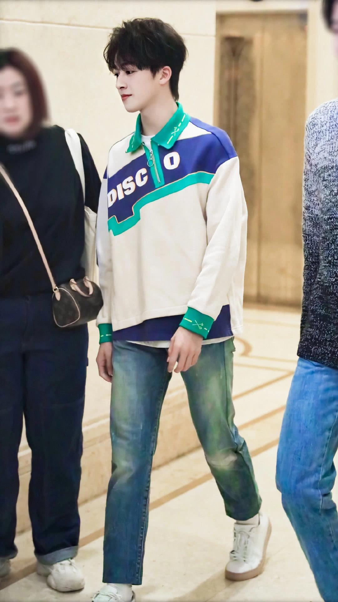 何洛洛上班照穿一件拼色polo衫清新又可爱