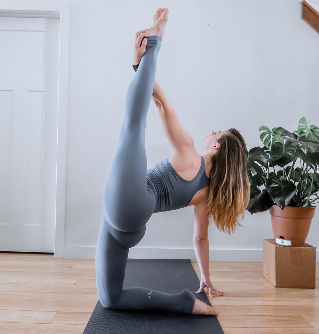 别看古力娜扎又吃火锅又喝可乐人家运动天天锻炼身材依旧好