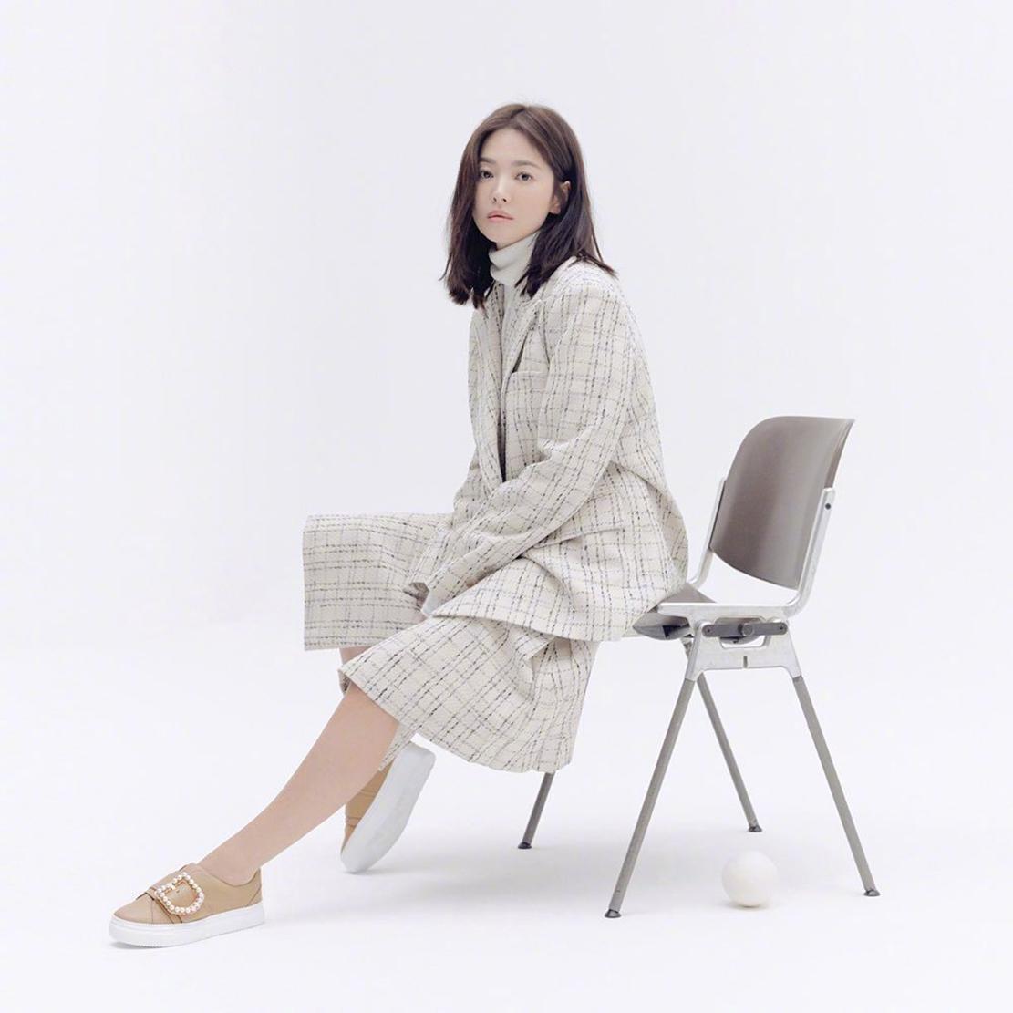 宋慧乔最新画报造型,简单穿搭诠释大气清新格调,每一次都很惊艳