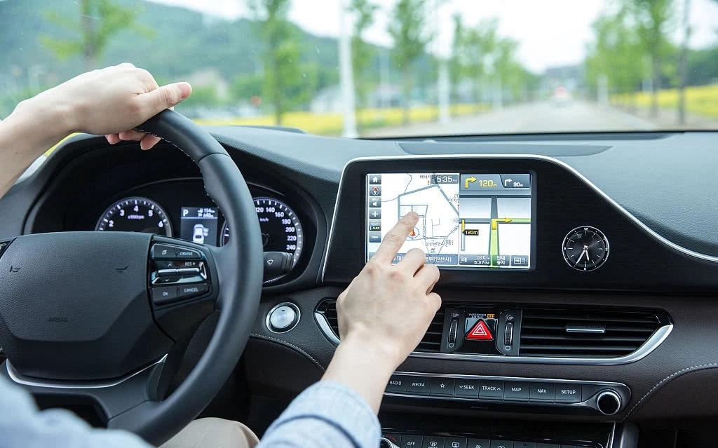 开车用导航时,手机无处安放?这样做最安全