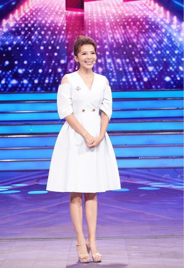 抗癌成功的央视主持朱迅一袭白色露肩裙亮相扎丸子头好有活力