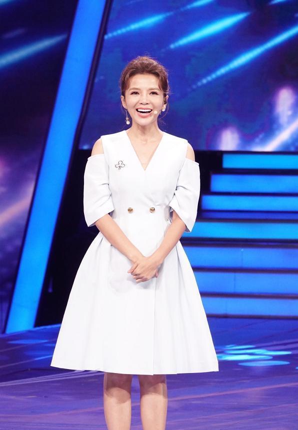 抗癌成功的央视主持朱迅一袭白色露肩裙亮相扎丸子头好有活力