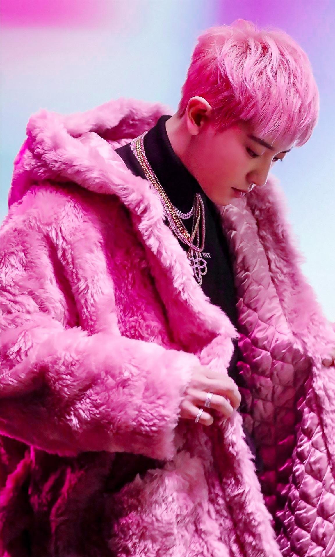 朴灿烈红色大衣现身机场,复古眼镜戴出软萌帅气,这颜值不红才怪