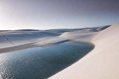 沙漠凭空出现成千上万个湖,还有人在这里游泳