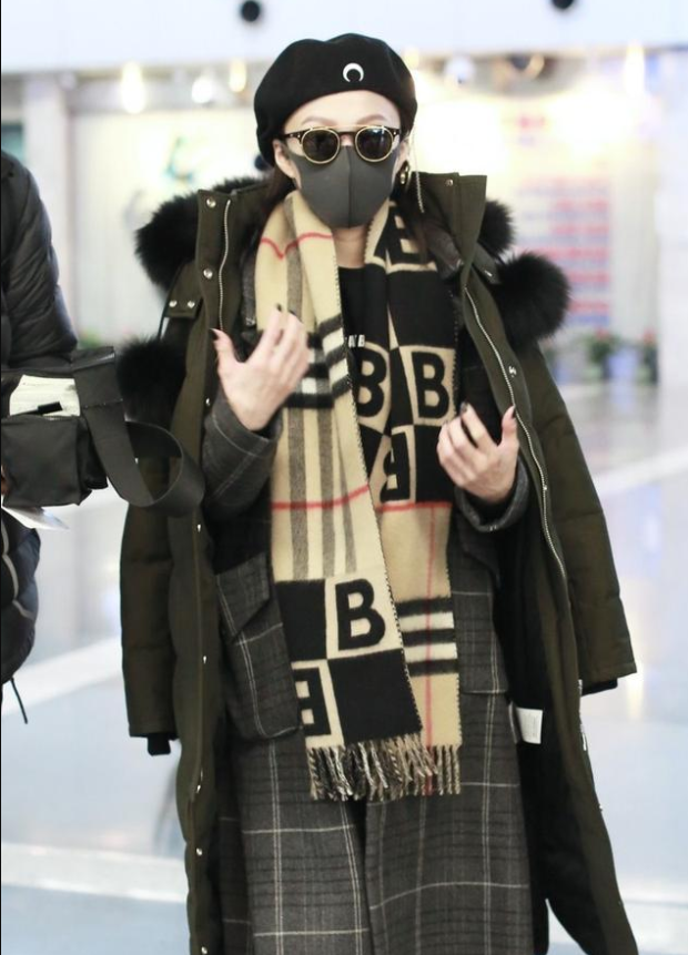 张韶涵真会玩呢子大衣套在外面羽绒服穿不仅不丑竟意外高级