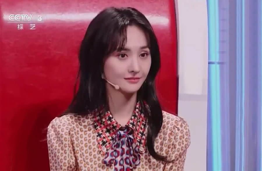 郑爽参加"直通春晚",当场浮夸式走秀,央视镜头下的五官很真实