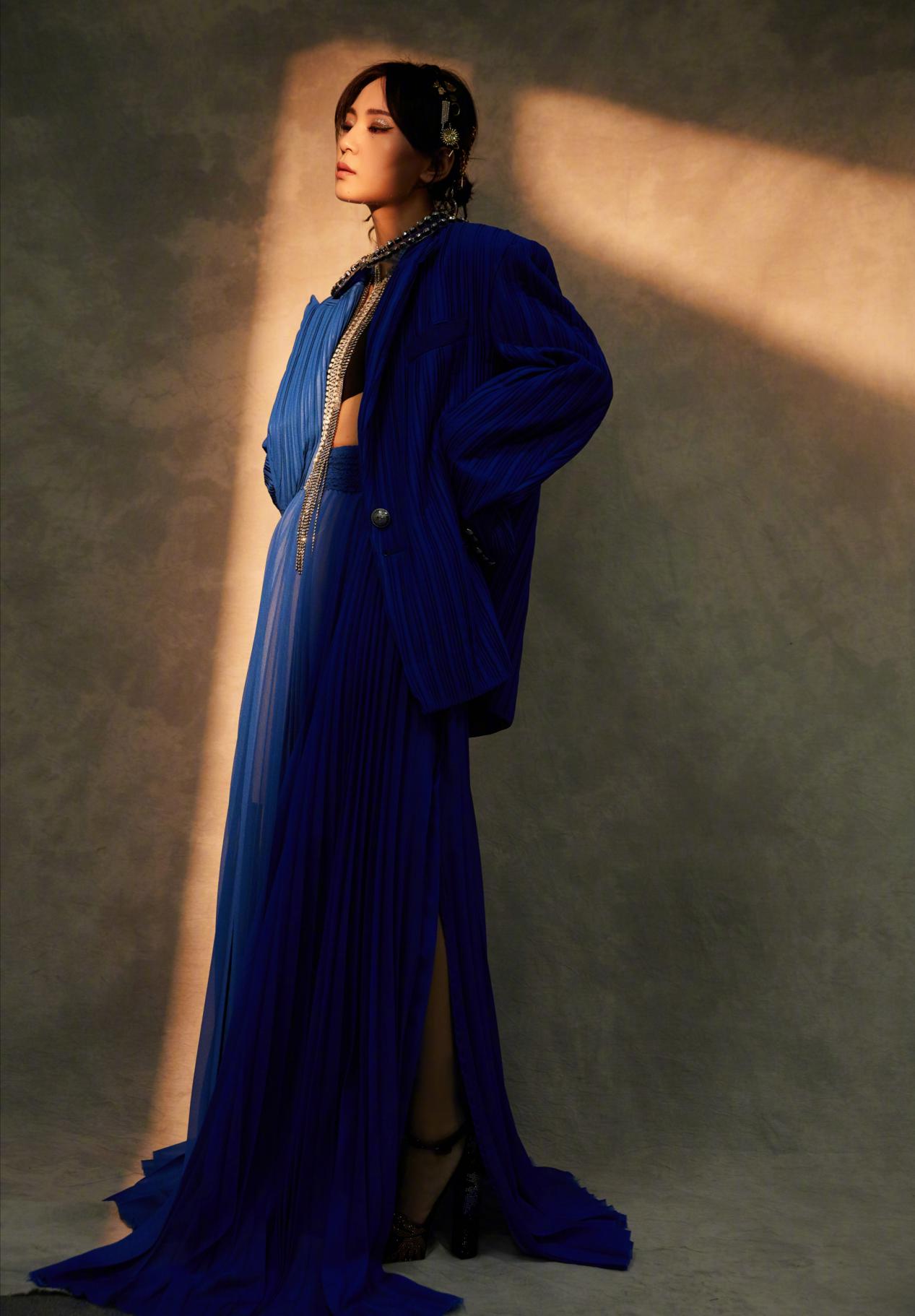 周笔畅上演复古摩登风情宝蓝色廓形西服配长纱裙时髦造型look