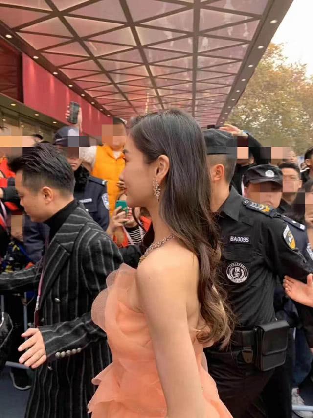 Baby大冬天着抹胸裙现身,生图超耐打,现场人生人海人气爆棚