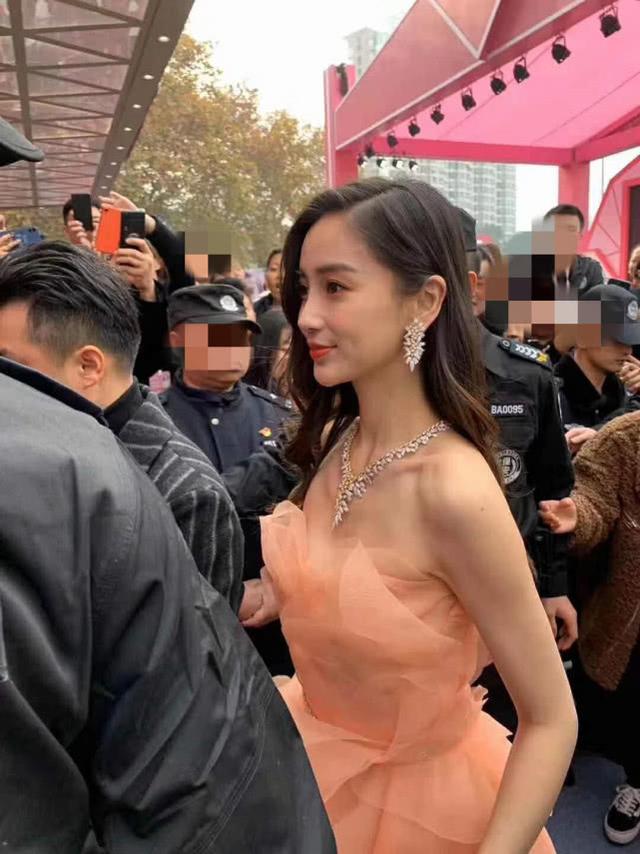 Baby大冬天着抹胸裙现身,生图超耐打,现场人生人海人气爆棚