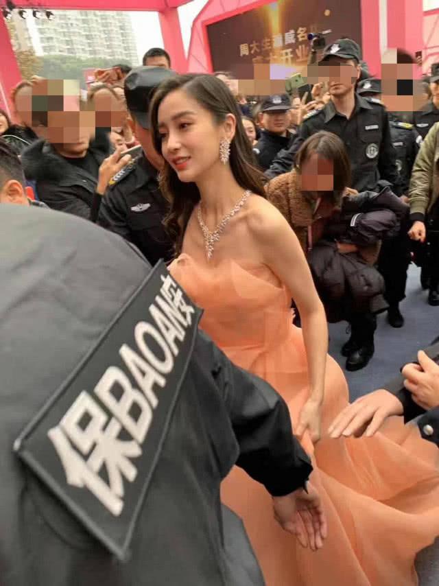 Baby大冬天着抹胸裙现身,生图超耐打,现场人生人海人气爆棚