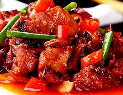辣炒鸭块 --- 呈酱红色 味道香辣 鸭肉糯嫩