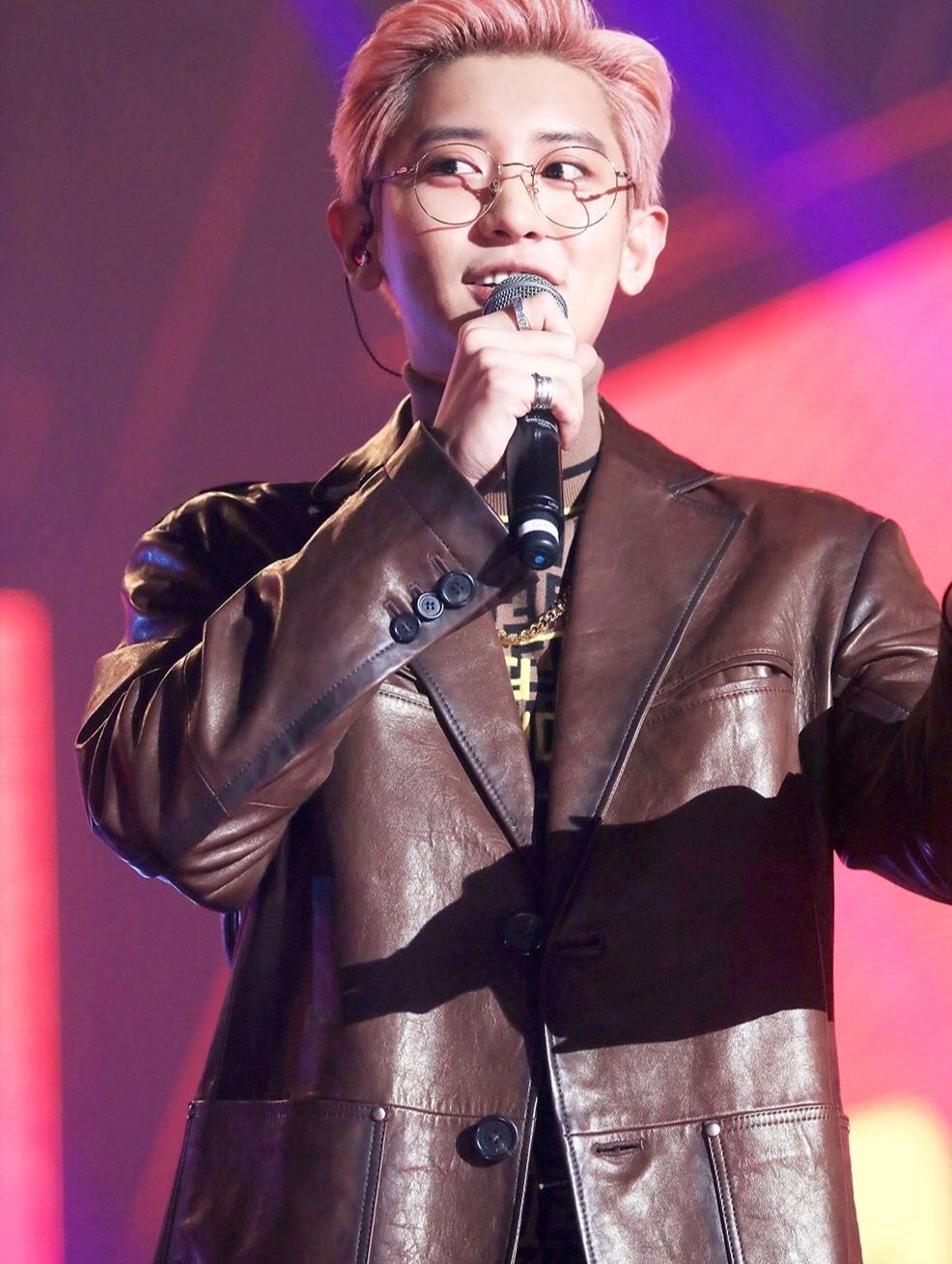 朴灿烈红色大衣现身机场,复古眼镜戴出软萌帅气,这颜值不红才怪