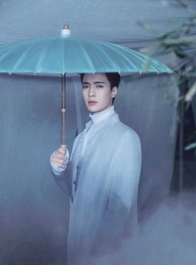 新国风张艺兴,书生意气挥斥方遒求,正装彰显中华男儿正气